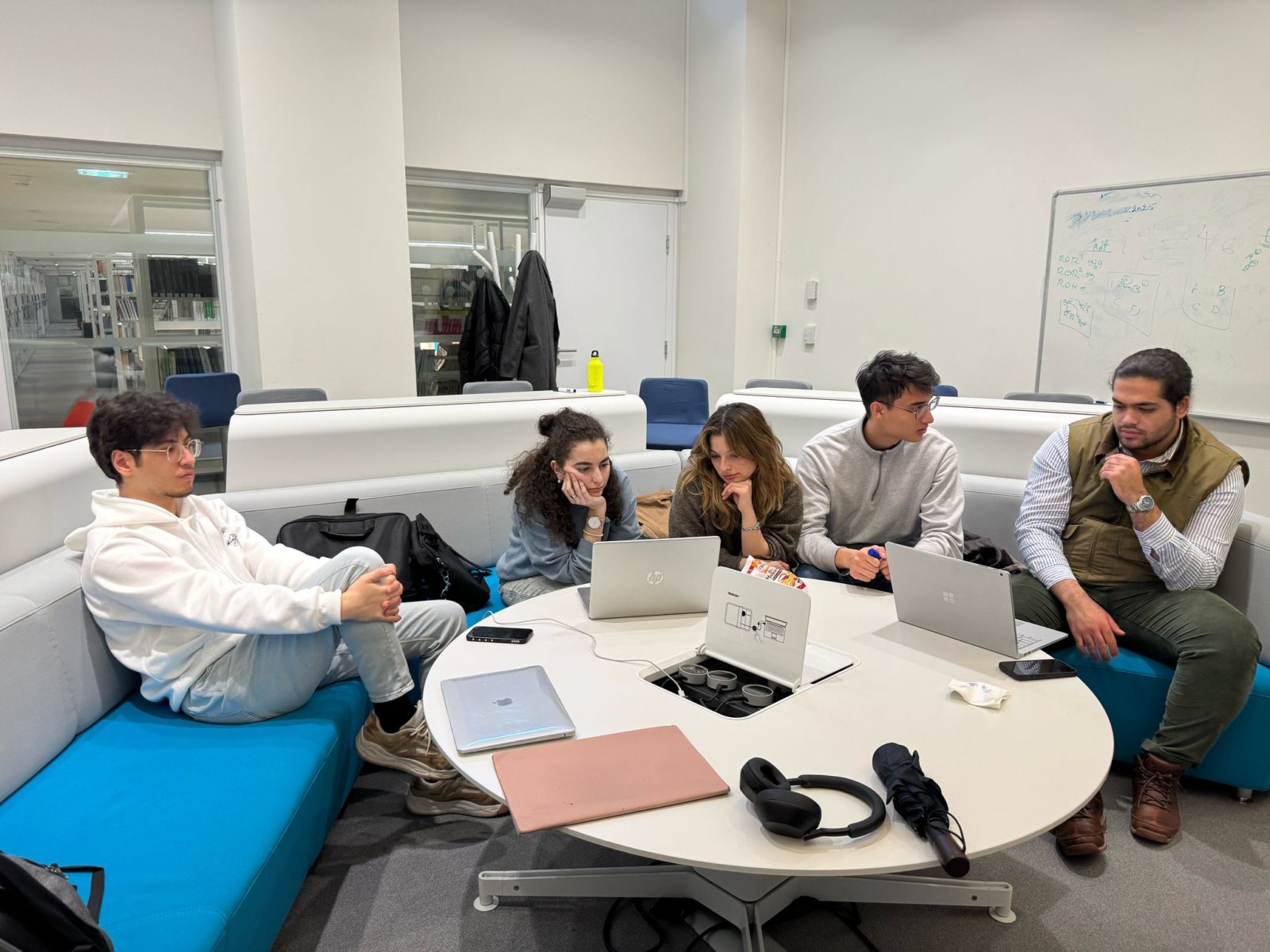 Groupe CHEMIX travaillant autour d’une table