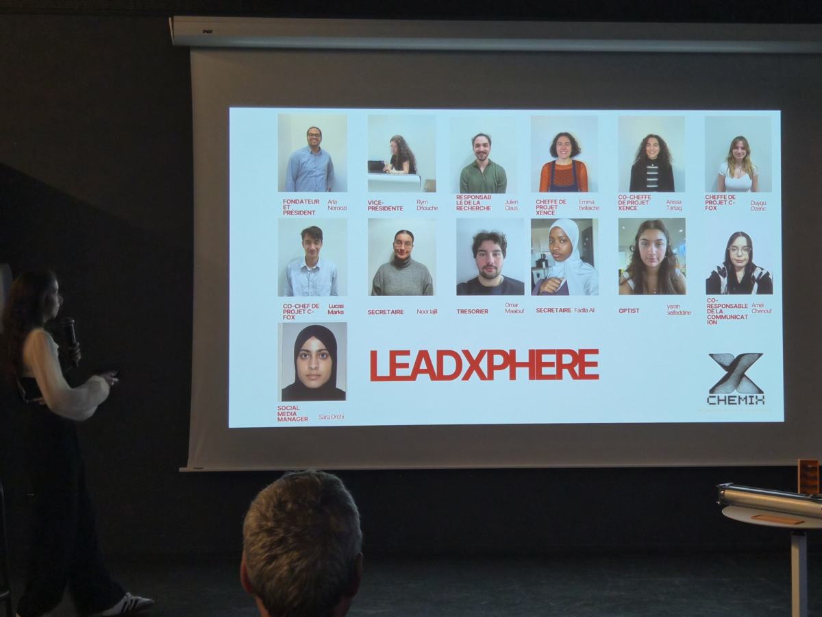 Présentation de l’équipe CHEMIX projetée devant le public