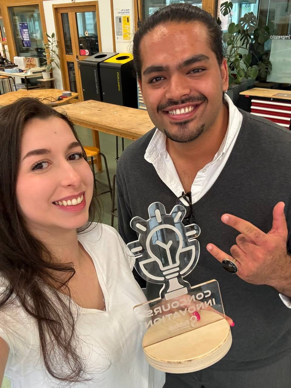 Équipe Galalithe présentant le trophée du concours d’innovation du FabLab de Sorbonne Université
